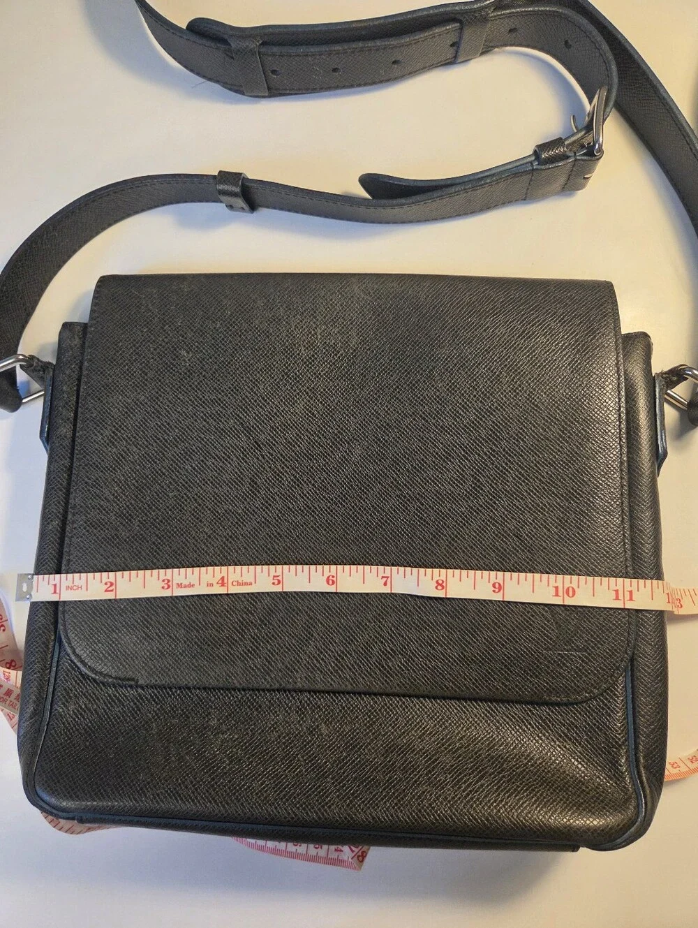Louis Vuitton Roman MM Taiga Messenger Bag Black Leather W12.59